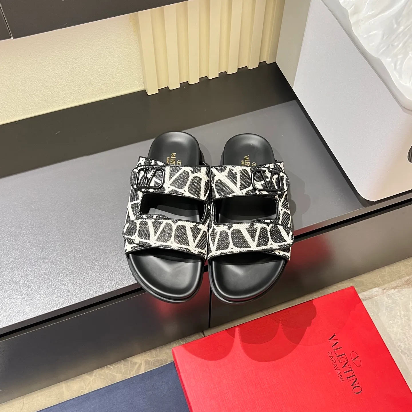 p300《VALENTINO》Warren Men🧍‍♂️Spring and Summer New Style. Cowhide logo flat slippers, elegant sandals, the same style worn by celebrities, original molding, imported calfskin. Rubber outsole. Soft and durable, full set of counter packaging, 38-44!